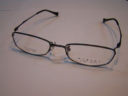 南京东路专业眼镜直销店开业 医学验光与平价一线品牌的完美结合